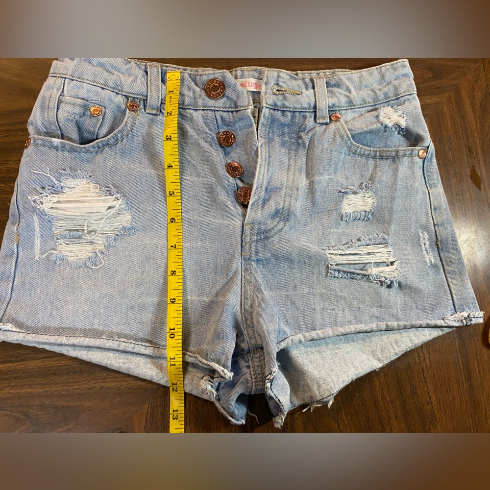 Refuge women’s 4 button denim shorts. Size-2